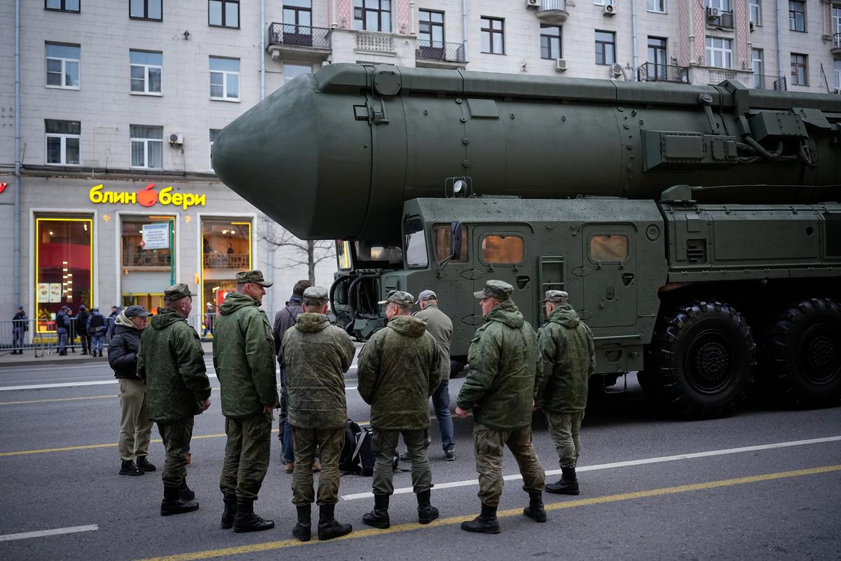Солдаты возле российской баллистической ракеты. Фото: Александр Земляниченко / AP / Scanpix