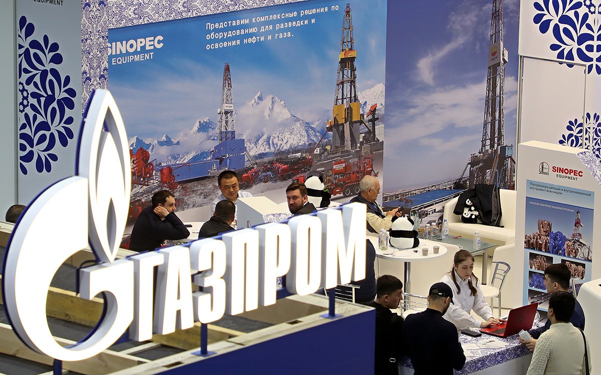Логотип российской газовой компании «Газпром» на 21-й Международной выставке оборудования и технологий для нефтяной и газовой промышленности «Нефтегаз» в Москве, Россия, 19 апреля 2022 года. Фото: Максим Шипенков / EPA-EFE
