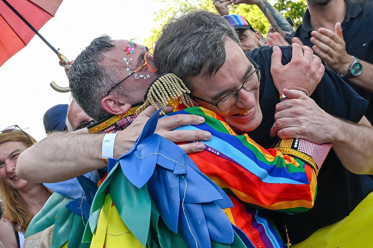 Мэр Будапешта Гергели Карачони (справа) во время марша гордости в Будапеште, Венгрия, 28 июня 2025 года. Фото: Szilard Koszticsak / EPA