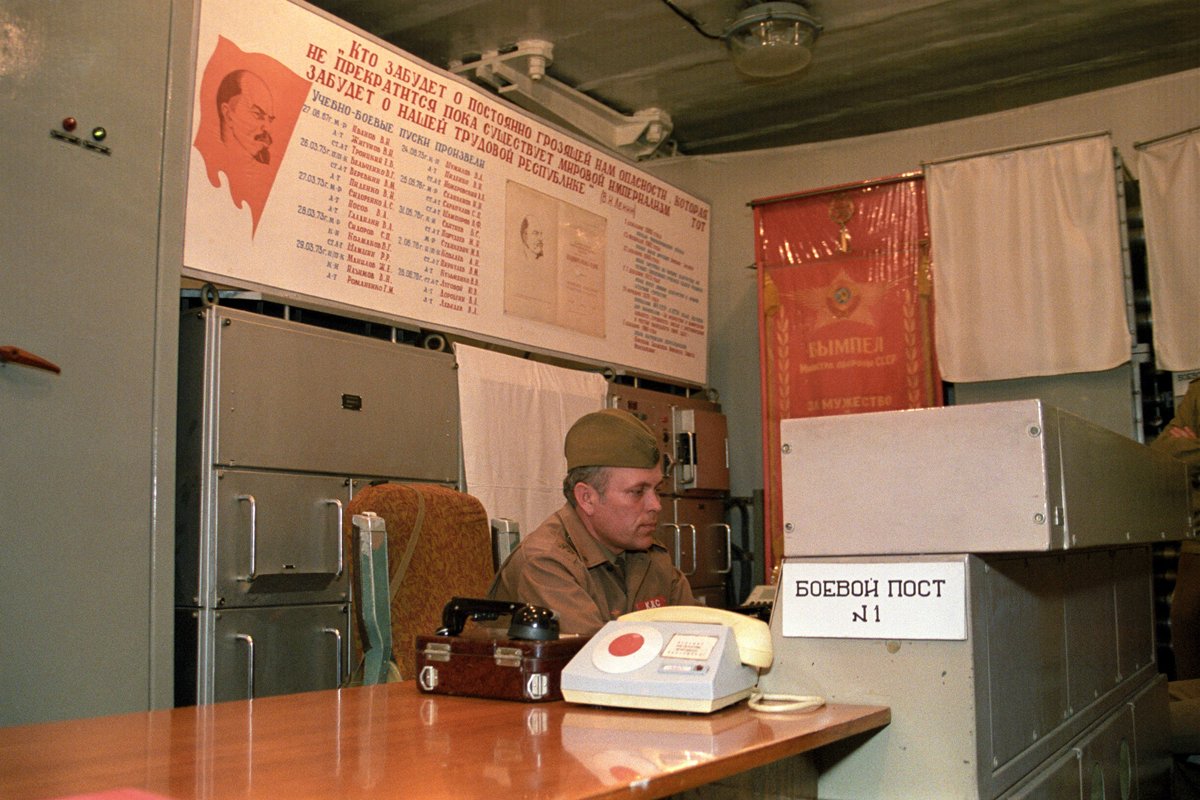 Российский офицер в пункте управления межконтинентальными баллистическими ракетами, 21 марта 1992 года. Фото: Владимир Гердо / EPA