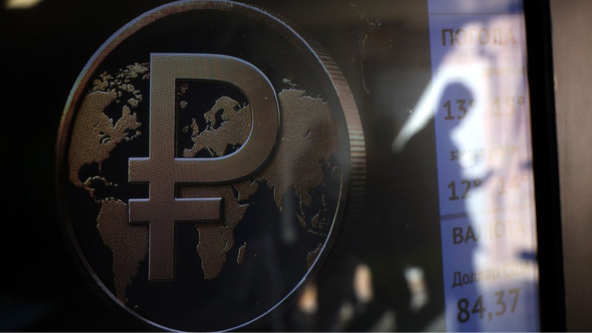 ЦБ отменил действовавшие с начала войны ограничения на переводы за рубеж