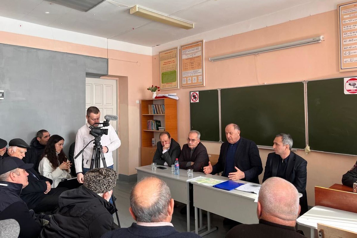 Премьер-министр Дагестана Абдулмуслим Абдулмуслимлов на встрече с коллективом сельской школы, 22 февраля 2025 года. Фото жителей села Хубар