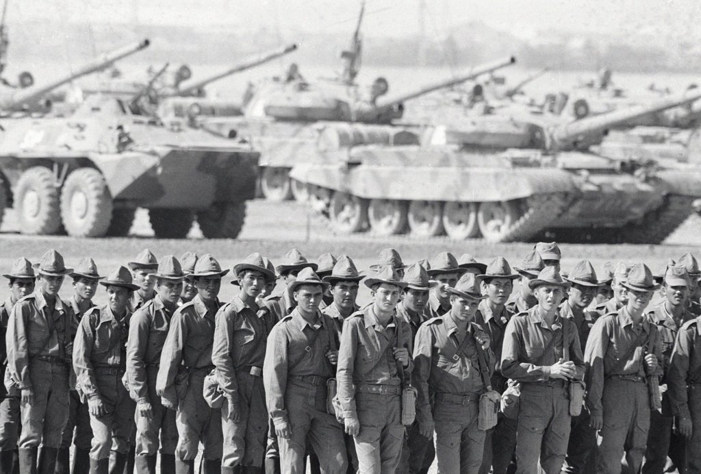 Советские солдаты перед отправлением домой из Афганистана, 15 октября 1986 года. Александр Гращенков / РИА Новости / Wikimedia (CC-BY-SA 3.0)