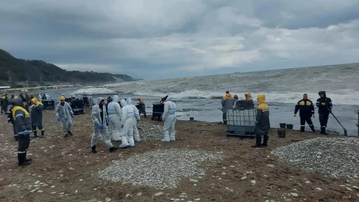 В Туапсе нефтепродукты попали в реку и море. Спасатели собирают их ведрами и лопатами без средств защиты