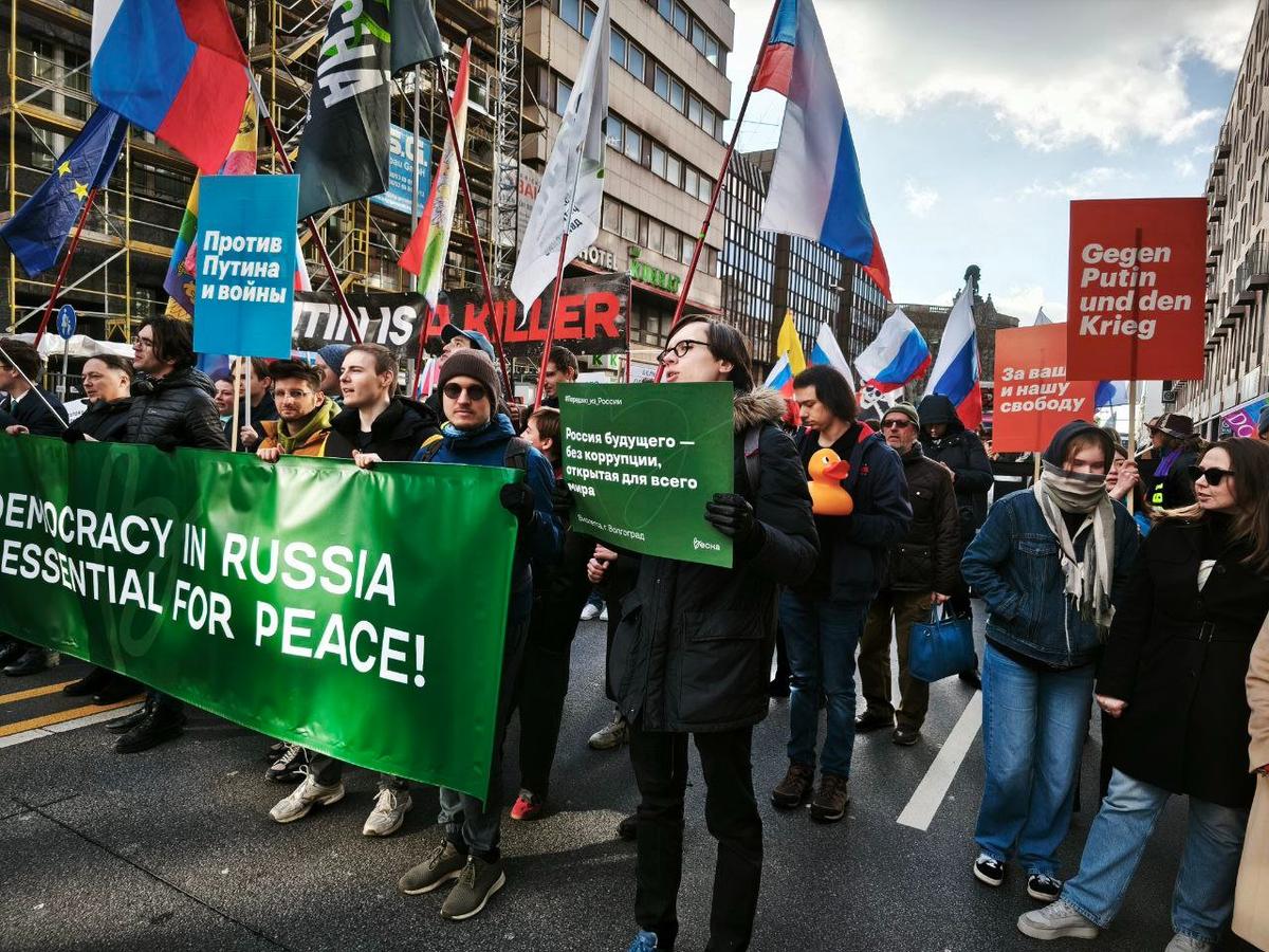 Protestors at the "Russia against Putin" march in Berlin, Germany, 1 March 2025. Photo: Novaya Gazeta Europe