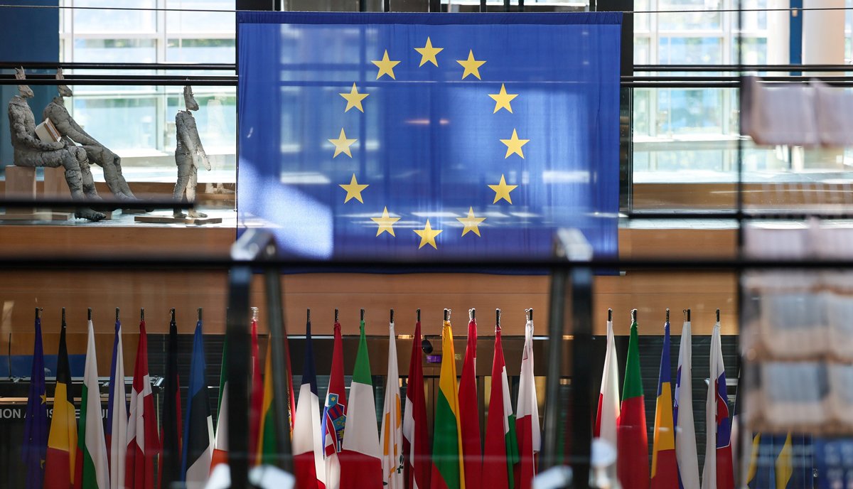 Флаг Европейского союза в здании Европейского парламента в Страсбурге, Франция, 17 июня 2025 года. Фото: Ronald Wittek / EPA