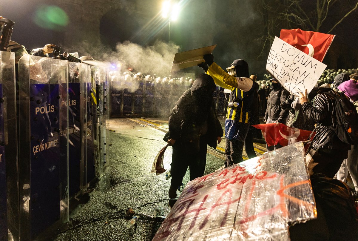 Протестующие напротив турецких силовиков на акции протеста против задержания Имамоглу в Стамбуле, 23 марта 2025 года. Фото: Erdem Sahin / EPA