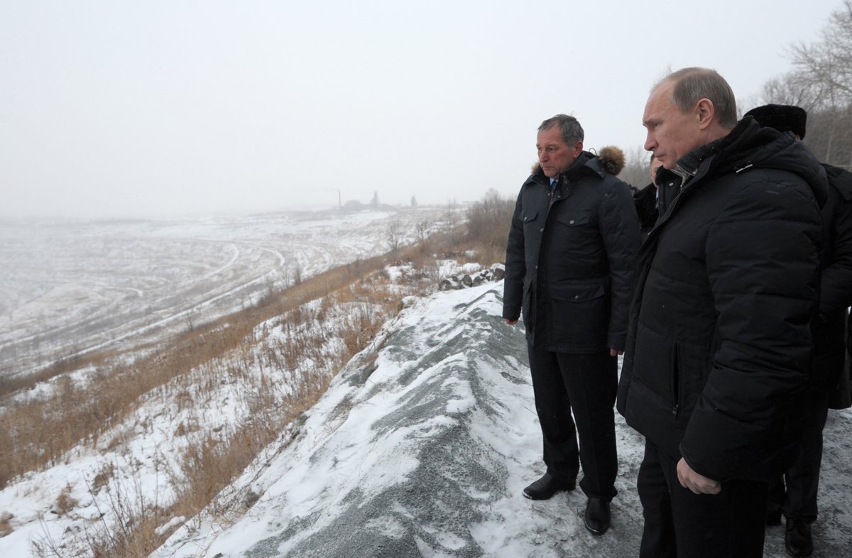 Константин Струков и Владимир Путин осматривают Коркинский разрез, 4 февраля 2012 года. Фото: пресс-служба Правительства РФ (CC BY 4.0)