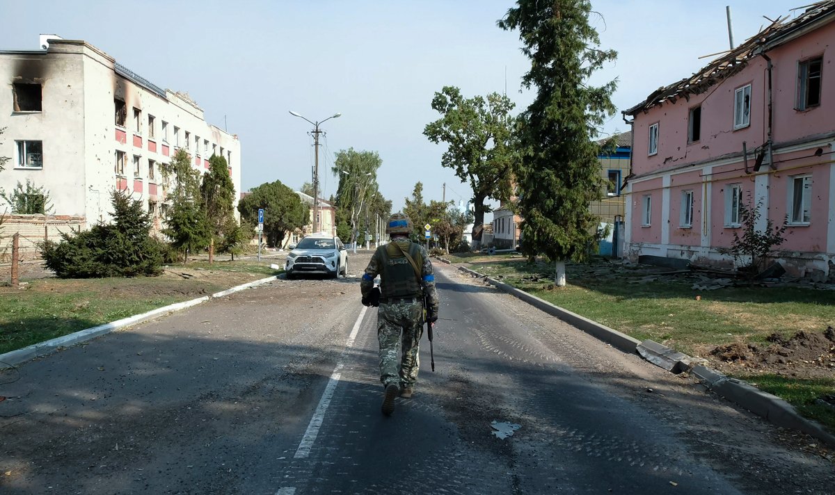 Украинский военный патрулирует центр Суджи, 21 августа 2024 года. Фото: EPA