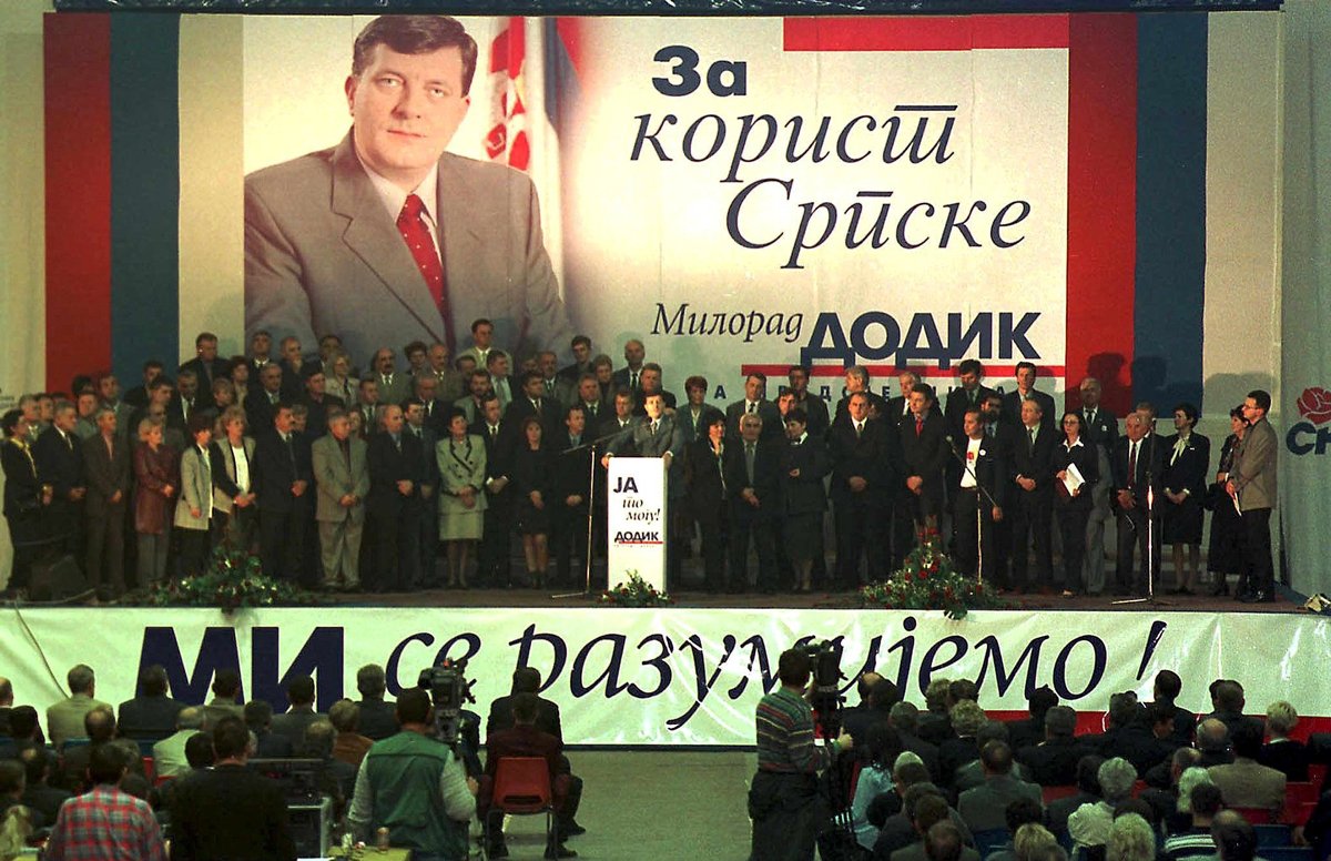 Милорад Додик (в центре у микрофона) и члены Партии независимых социал-демократов (СНСД) на фоне его портрета во время партийного съезда в Баня-Луке, 7 октября 2000 года. Фото: Drago Vejnovic / EPA