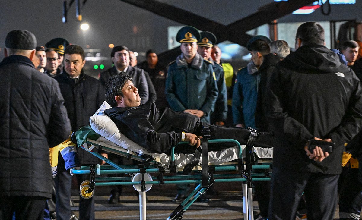 Спасатели, перевозящие пассажира, пострадавшего в авиакатастрофе «Азербайджанских авиалиний» в Казахстане, Баку, Азербайджан, 26 декабря 2024 года. Фото: EPA-EFE