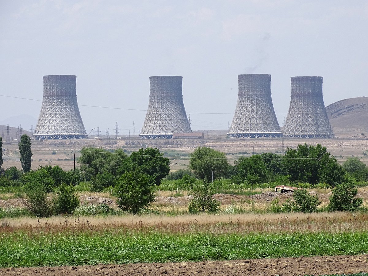 Градирни Армянской Атомной Станции, Армения, июнь 2015 года. Фото: Adam Jones / Wikimedia (CC BY-SA 2.0)