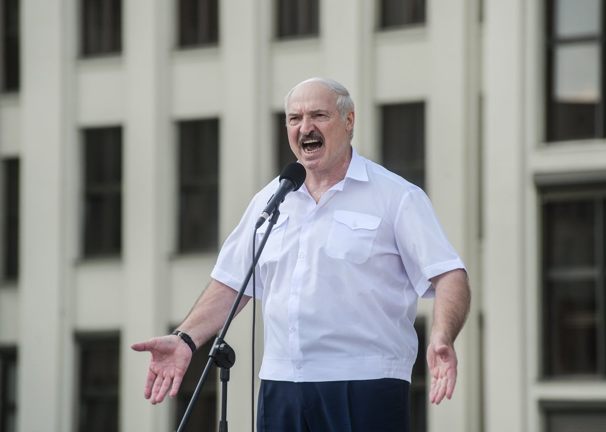 Александр Лукашенко обращается к своим сторонникам на митинге в Минске, 16 августа 2020 года. Фото: Yauneh Yerchak / EPA