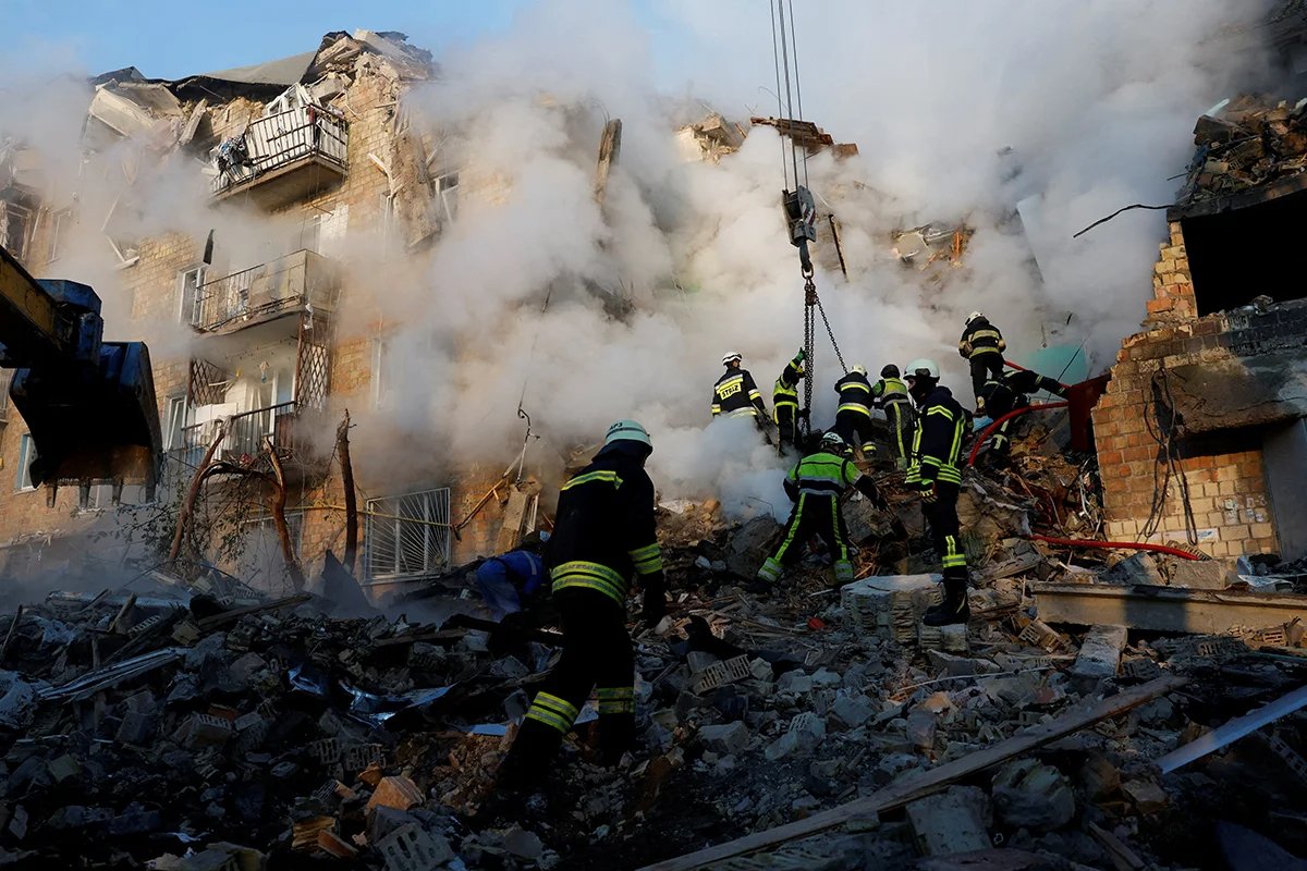 Rescuers look for survivors after a Russian strike on Kyiv on 28 August 2025. Photo: Thomas Peter / Reuters / Scanpix / LETA