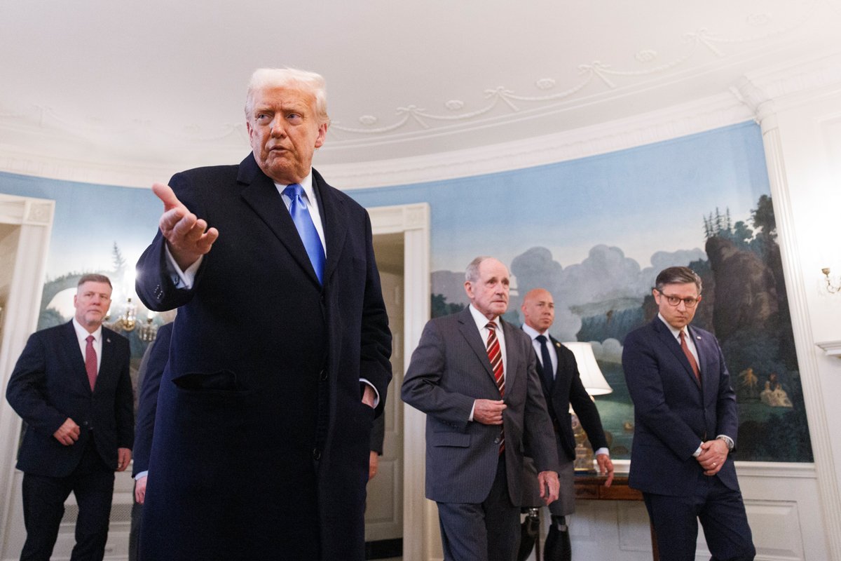 Дональд Трамп перед встречей с Марком Фогелем в Белом доме, Вашингтон, 11 февраля 2025 года. Фото: Aaron Schwartz / EPA