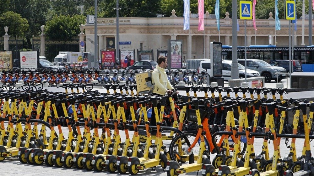 Владельцев электросамокатов в России заставят оформлять регистрационные номера — «Коммерсант»