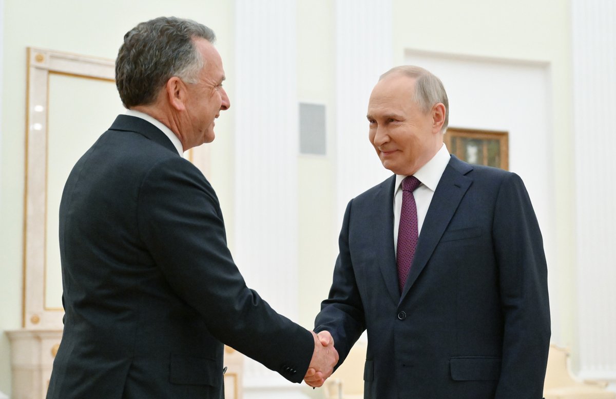 Владимир Путин пожимает руку спецпосланнику президента США Стиву Уиткоффу перед началом встречи в Кремле, Москва, 25 апреля 2025 года. Фото: Кристина Кормилицына / Спутник / Kremlin / EPA