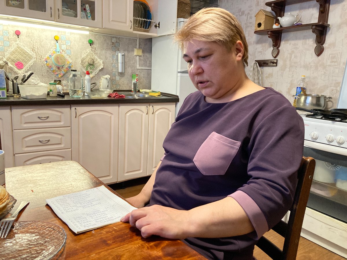 Галина Уланкина показывает список детей. Фото: Ирина Стрельникова