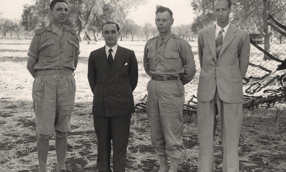 После подписания перемирия в Кассибиле 3 сентября 1943 г. Слева направо: Кеннет Стронг, Джузеппе Кастеллано, Уолтер Беделл Смит и Франко Монтанари. Фото: Wikimedia Commons , CC0