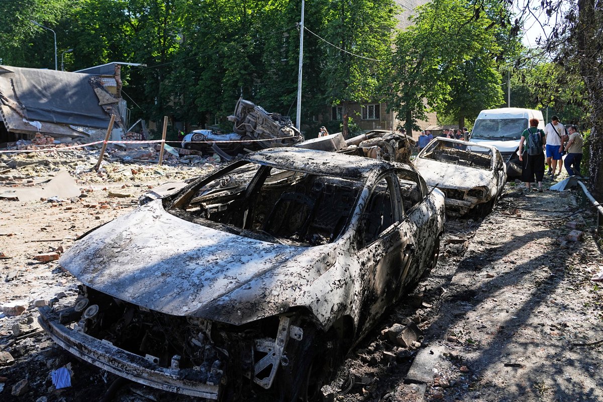 Поврежденные автомобили после российской атаки ракетами и дронами, Киев, 4 июля 2025 года. Фото: Efrem Lukatsky / AP Photo / Scanpix / LETA