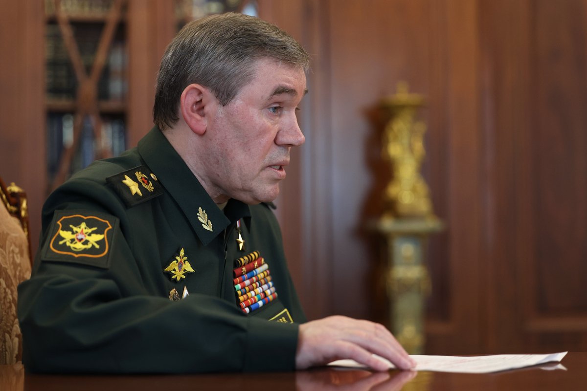 Валерий Герасимов во время встречи с Путиным в Кремле, 19 апреля 2025 года. Фото: Вячеслав Прокофьев / Спутник / Kremlin / EPA