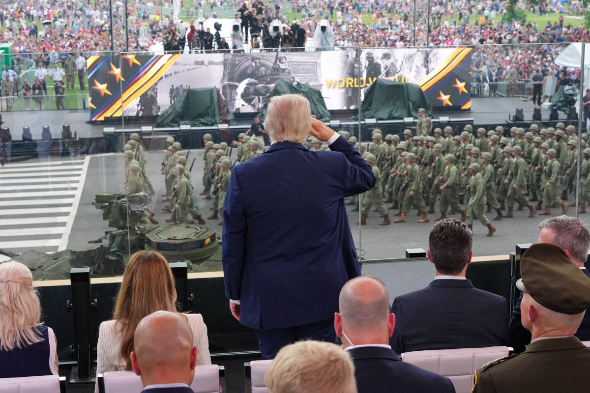 Дональд Трамп отдаёт честь военнослужащим во время празднования 250-летия Армии США в Вашингтоне, округ Колумбия, 14 июня 2025 года. Фото: Doug Mills / Pool via Reuters / Scanpix / LETA