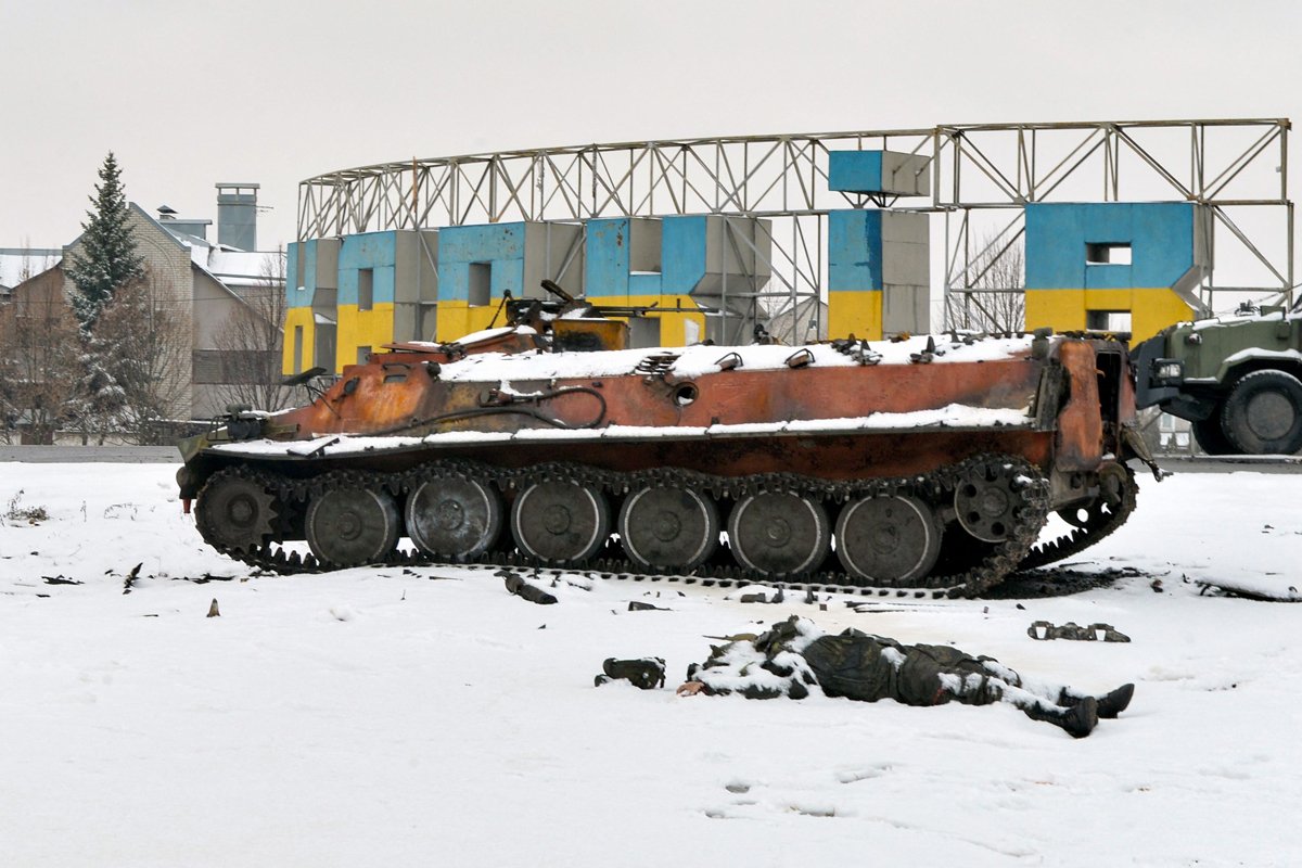 Тело российского военного рядом с уничтоженной техникой на окраине Харькова, Украина, 26 февраля 2022 года. Фото: Sergey Bobok / AFP / Scanpix / LETA