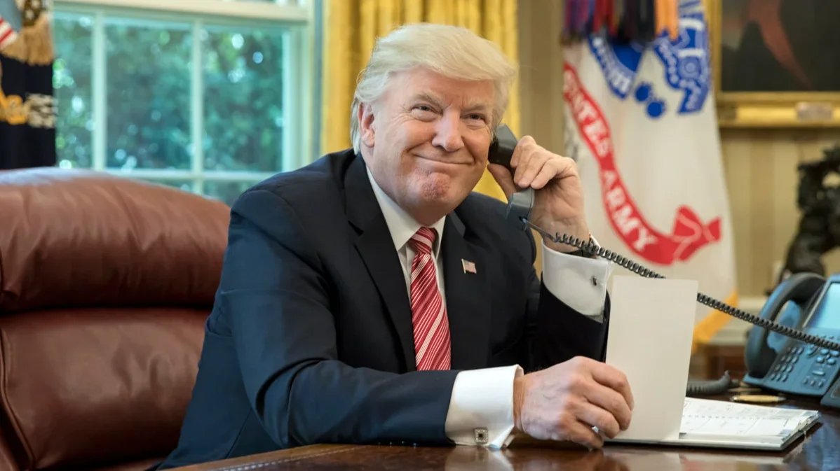 US President Donald Trump on the phone in the Oval Office, 27 June 2017. Photo: Michael Reynolds / EPA