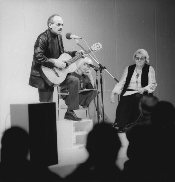 Булат Окуджава на выступлении в Берлине, 2 декабря 1976 года. Фото: Bundesarchiv / Reiche, Hartmut (CC-BY-SA 3.0)