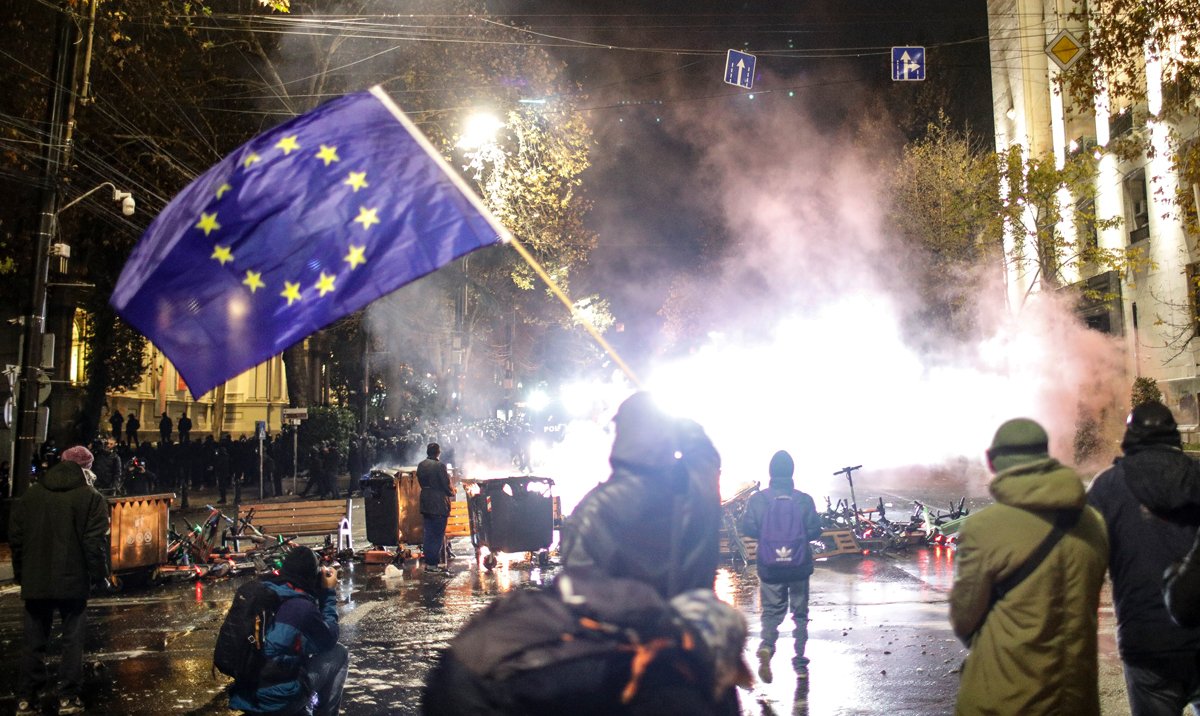 Участник акции протеста перед зданием парламента в Тбилиси, 30 ноября 2024 года. Фото: David Mdzinarishvili / EPA