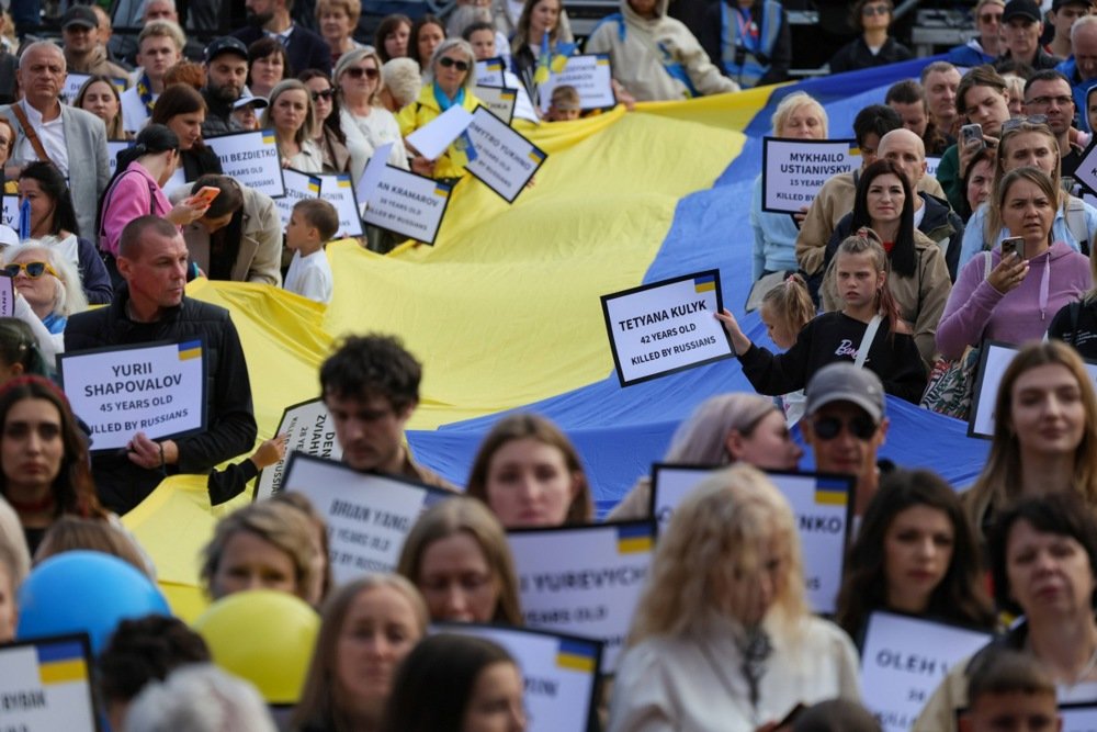 Ukrainian citizens living in Poland carry a banner with the colours of the Ukrainian flag to commemorate Ukraine’s Independence Day in Castle Square in Warsaw, Poland, 24 August 2025. Photo: EPA/PAWEL SUPERNAK