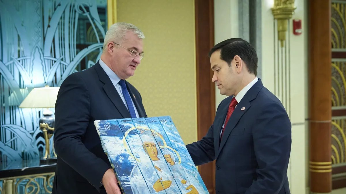 Ukrainian Foreign Minister Andriy Sybiha presents US Secretary of State Marco Rubio with an icon in Jeddah, Saudi Arabia, 11 March 2025. Photo: EPA-EFE