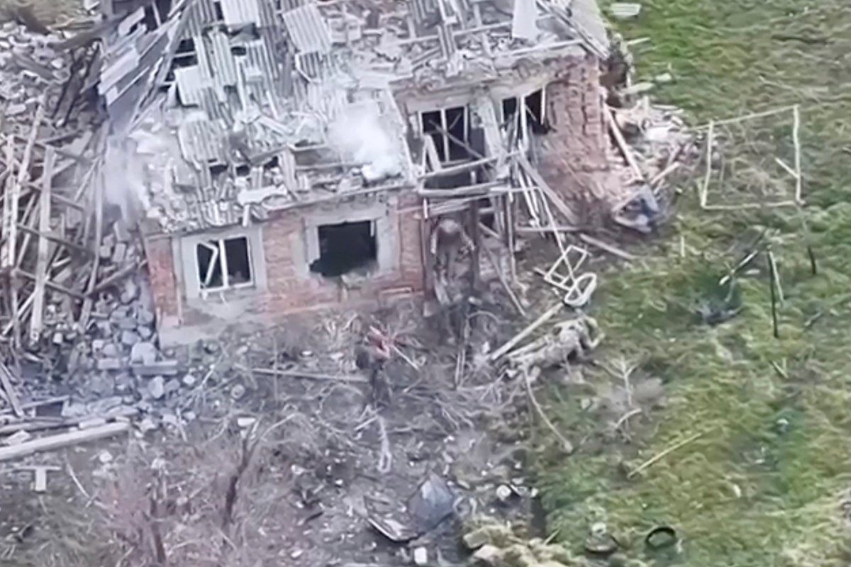 Российский солдат направляет оружие на украинского военного с поднятыми вверх руками. Кадр из видео снятого с дрона в районе южноукраинского села Пятихатка 13 марта 2025 года. Фото: AP / Scanpix / LETA