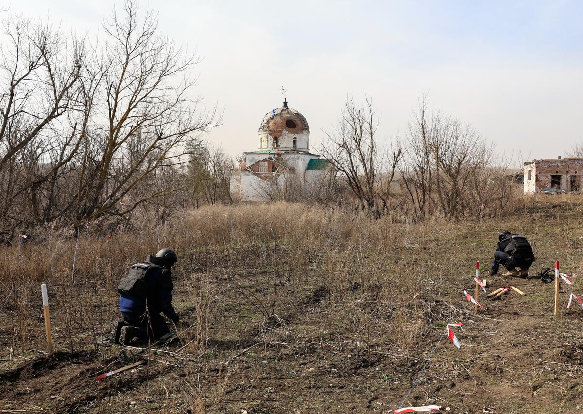 Ukrainian sappers clear mines in eastern Ukrarine’s Kharkiv region, 12 March 2025. Photo: EPA-EFE/SERGEY KOZLOV