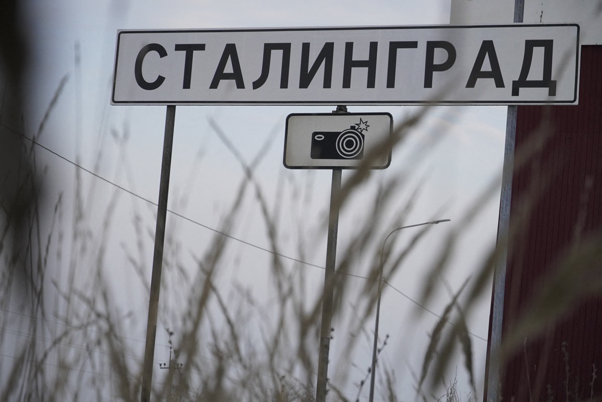 Дорожный знак с надписью «Сталинград» на въезде в Волгоград, 31 января 2023 года. Фото: Владимир Александров / Anadolu Agency / Abaca Press / Vida Press