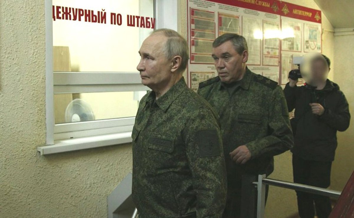 Владимир Путин во время визита в пункт управления Курской группировкой войск, 12 марта 2025 года. Фото: Kremlin