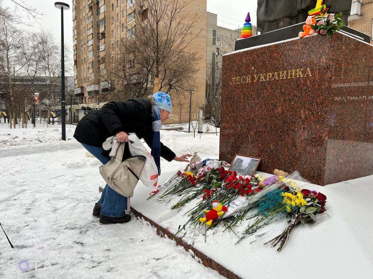 Стихийный мемориал у памятника поэтессе Лесе Украинке. Фото: SOTA