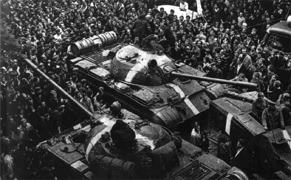 Советские танки Т-55 с «полосами вторжения» во время операции «Дунай», 1968 год. Фото: Wikimedia Commons , CC BY-SA 3.0