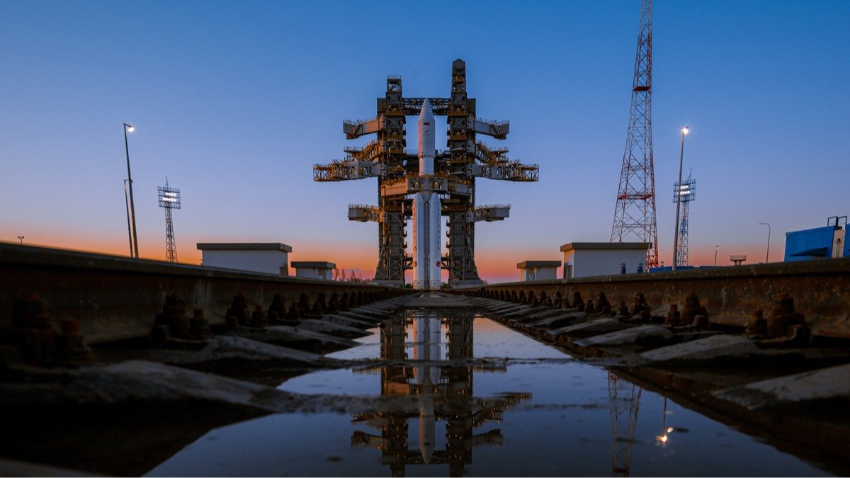 «Зарплаты не платятся, стройки не строятся»