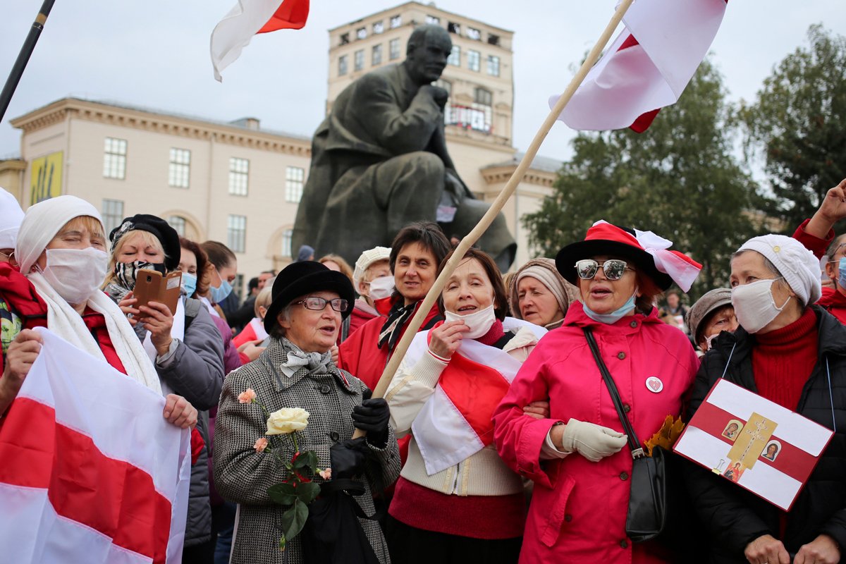 Нина Багинская на митинге против результатов президентских выборов, Минск, 26 октября 2020 года. Фото: AP Photo / Scanpix / LETA