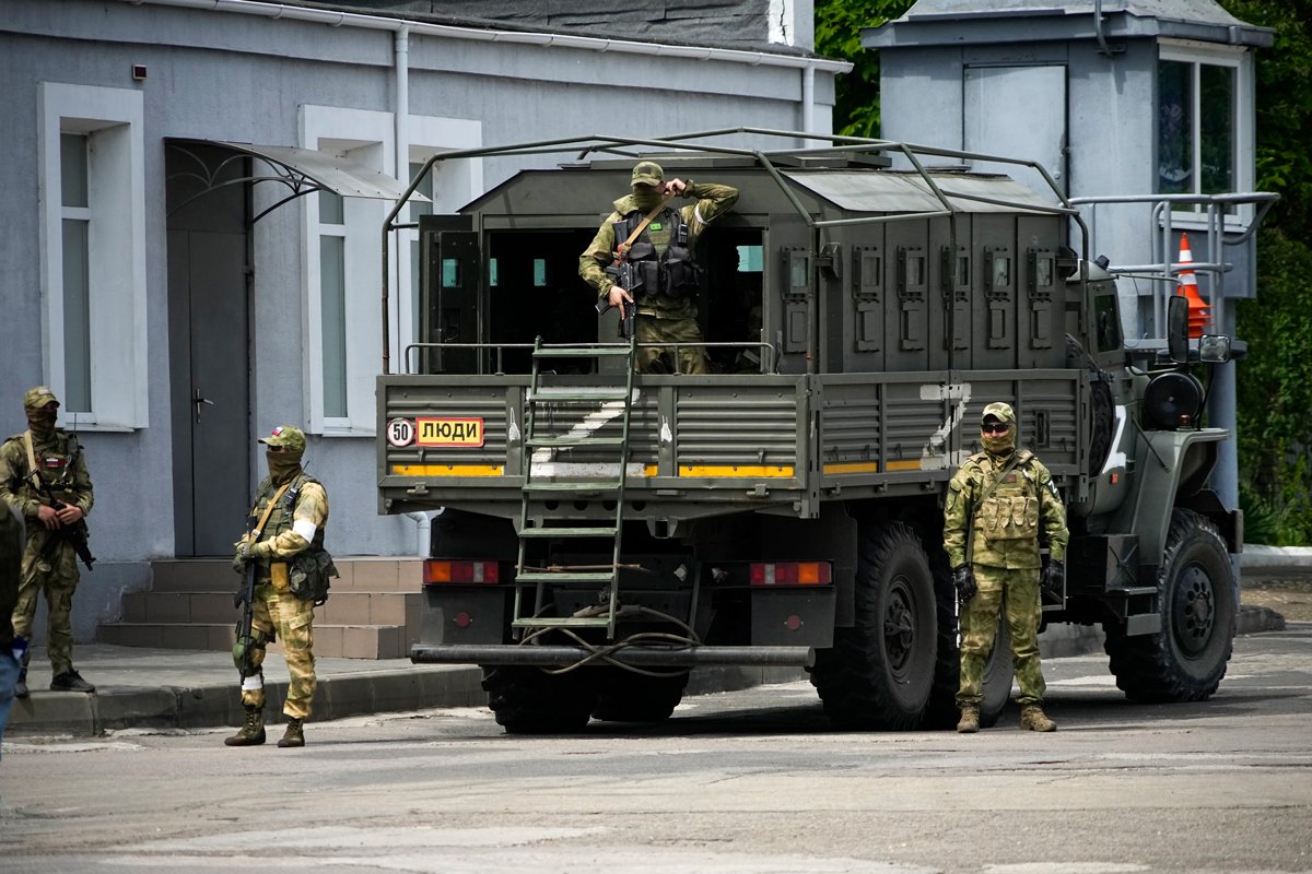 Российские солдаты в Херсоне, 20 мая 2022 года. Фото: AP Photo / Scanpix / LETA