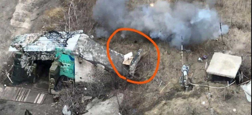 Скриншот из видео с украинского беспилотника, участвовавшего в ударе по российской позиции на территории Украины, на котором выделен терминал Starlink. Фото: defenseone.com