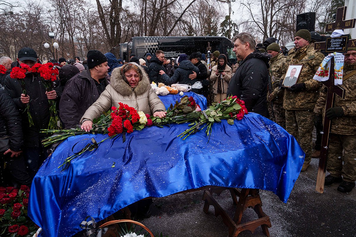 Родственники прощаются с 37-летним Дмитрием Яворским, 9-летней Софией Яворской и 38-летней Еленой Яворской, убитыми 1 февраля в результате российского обстрела жилого дома, Полтава, Украина, в среду, 5 февраля 2025 года. Фото: Evgeniy Maloletka / AP / Scanpix / LETA