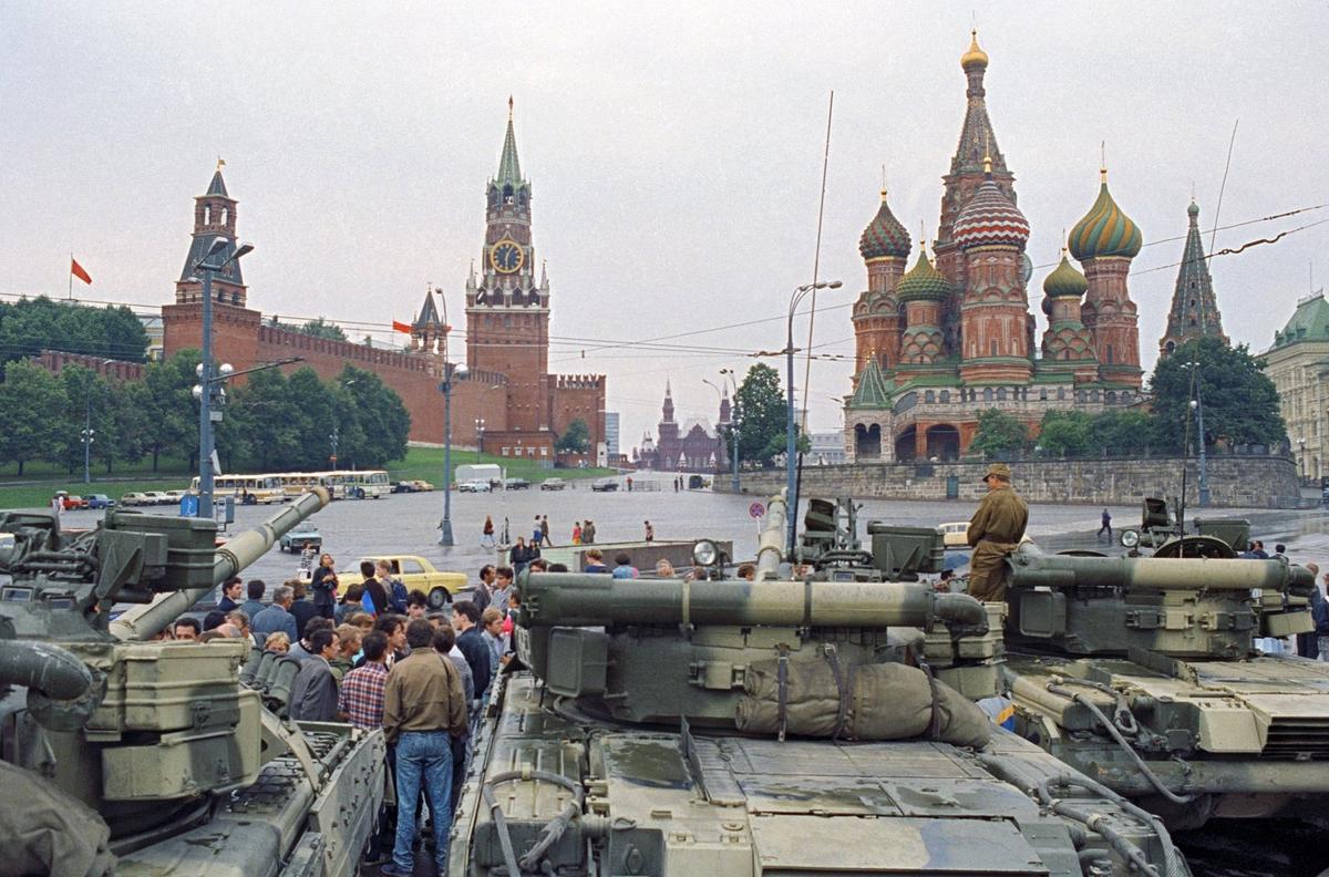 Танки на Красной площади во время путча 1991 года. Фото: Wikimedia Commons