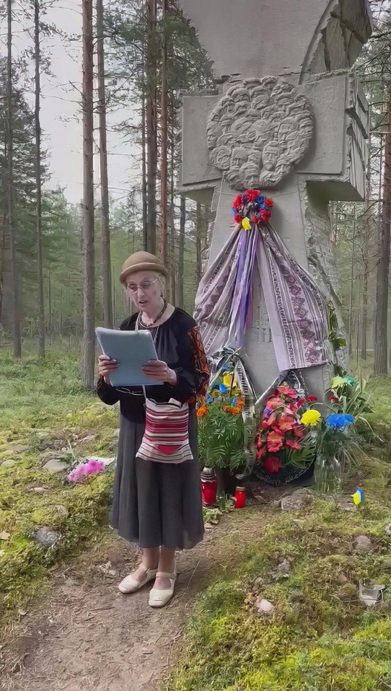 Уже четверть века ежегодно, 5 августа, нынешний год — не исключение, Лариса Григорьевна Скрипникова ездит в Сандармох, несет крест хранителя памяти о погибших здесь украинцах. Фото из личного архива Л. Скрипниковой