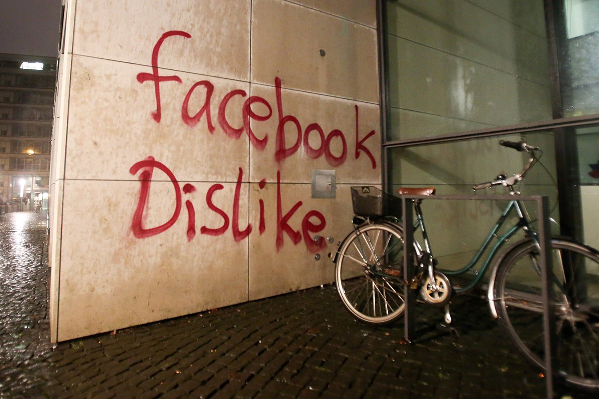 Надпись на фасаде здания, в котором расположен офис Facebook в Германии, в городе Гамбург. Фото: Bodo Mark / EPA