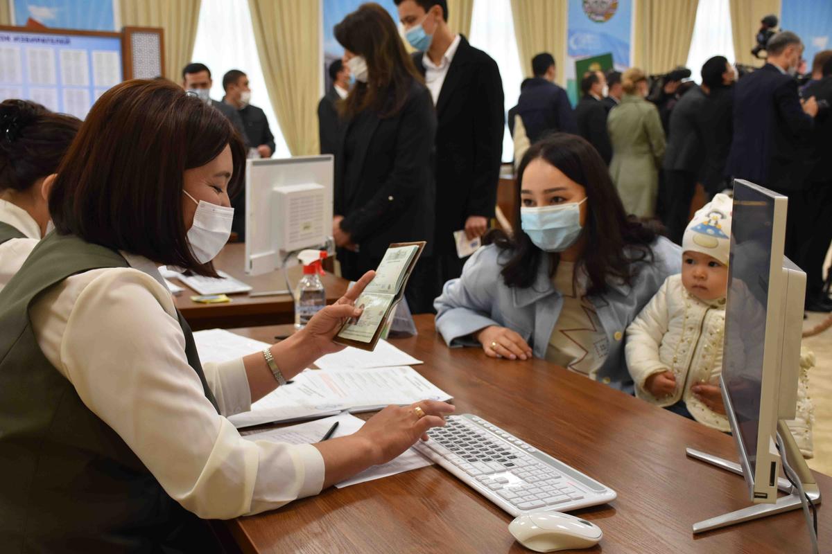 Избирательный участок во время президентских выборов в Узбекистане, октябрь 2021 года. Фото: Bahtiyar Abdulkerimov / Anadolu Agency / Getty Images