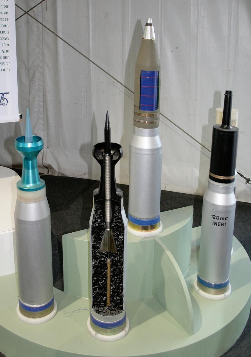 120-мм снаряды израильской фирмы IMI. На переднем плане снаряд М829 (США), выпускаемый IMI по лицензии. Фото: Wikimeda Commons , CC BY-SA 3.0