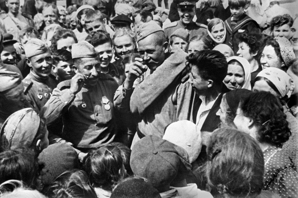 Встреча демобилизованных на Ржевском (Рижском) вокзале в Москве, 17 июня 1945 года. Фото: А. Морозов / РИА Новости / Wikimedia