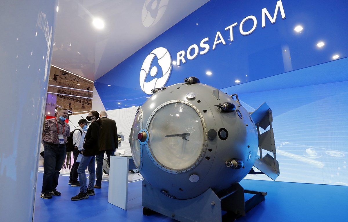 Образец первой советской атомной бомбы RDS-1 в павильоне Российской государственной корпорации по атомной энергии «Росатом» во время Международного военно-технического форума «Армия-2021», Москва, Кубинка, Россия, 23 августа 2021 года. Фото: Максим Шипенков / EPA-EFE / SPUTNIK